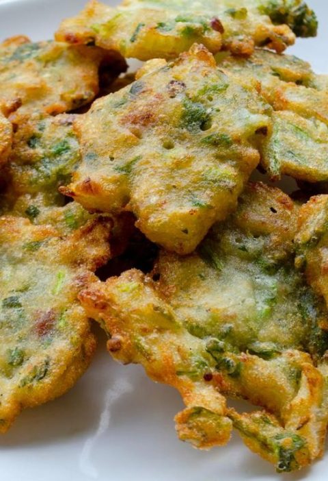 Resep Camilan Gurih: Bakwan Daun Bawang dan Kucai Garing Sempurna